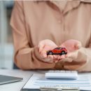 une voiture miniature dans les mains d'une personne