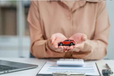 une voiture miniature dans les mains d'une personne